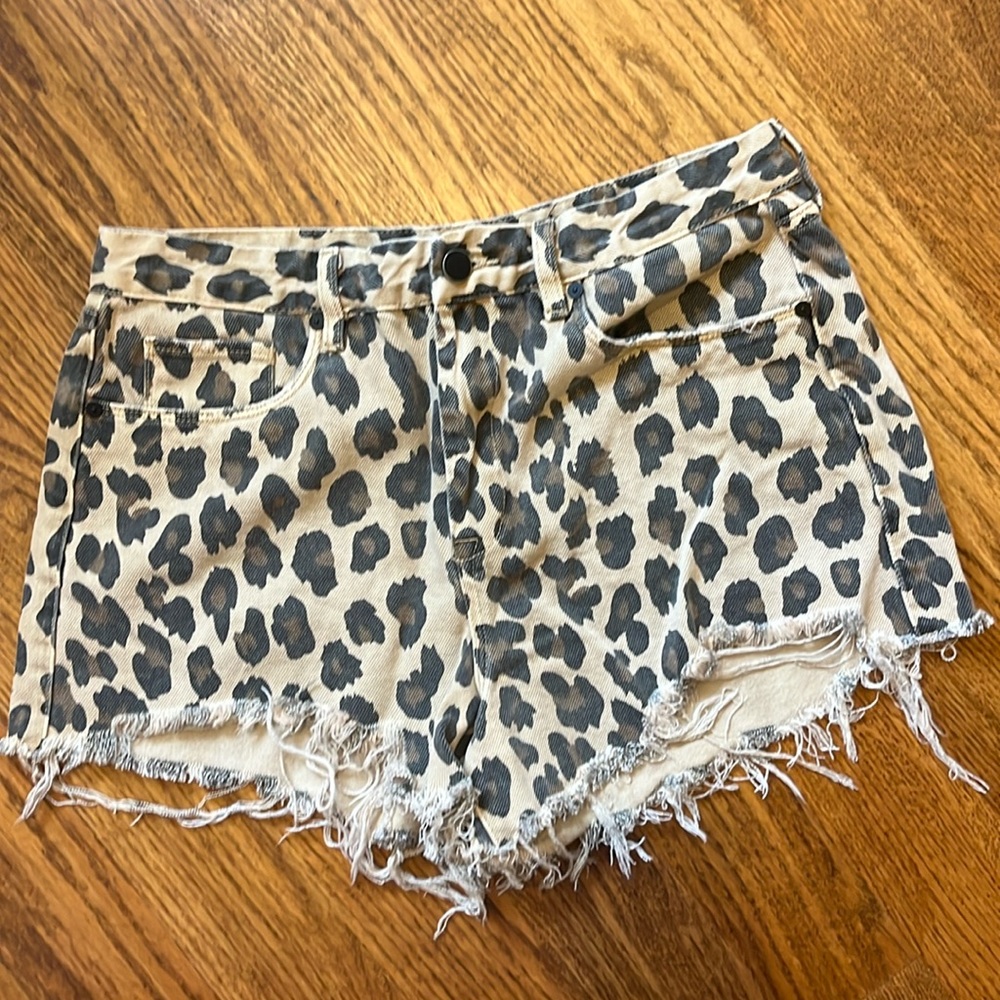 BLANKNYC The Barrow women’s size 30 vintage high-rise leopard cotton shorts.